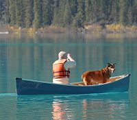 Mit Kanu und Hund