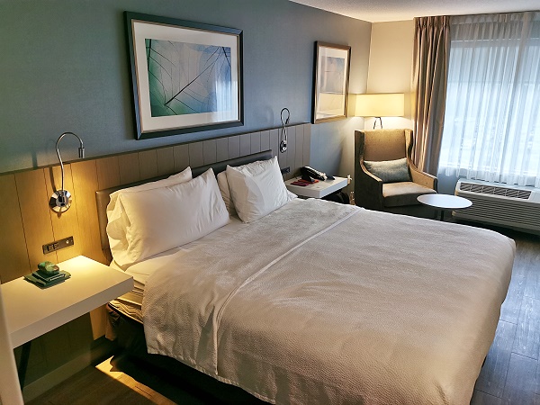 Erstes Bett im Hilton am Flughafen