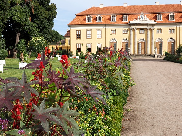 Schloss und Blumenbeete