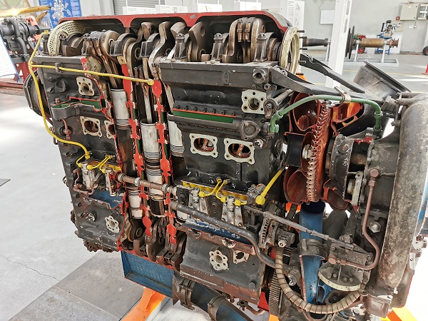 Gegenkolbenmaschine aufgeschnitten