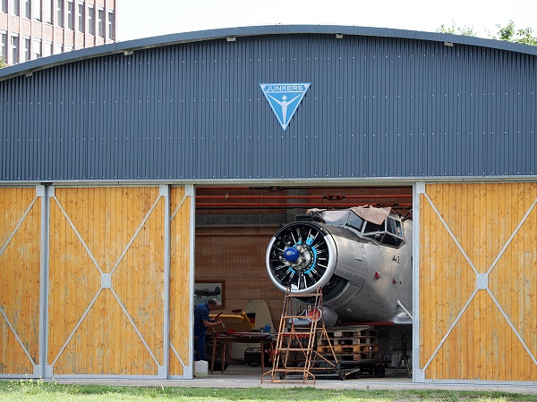 Werkschuppen mit Antonow AN 2