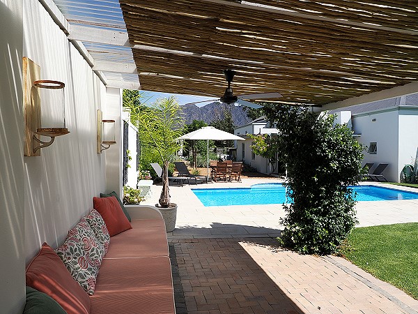 Pool von der Sitzecke