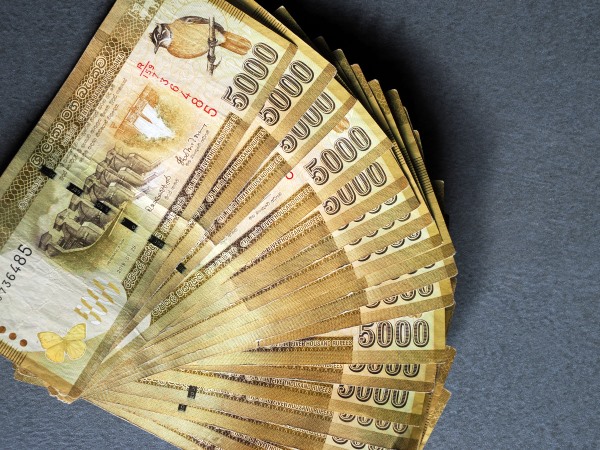 Geldscheine frisch aus dem Automaten