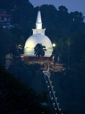 Tempel bei Nacht vom Balkon