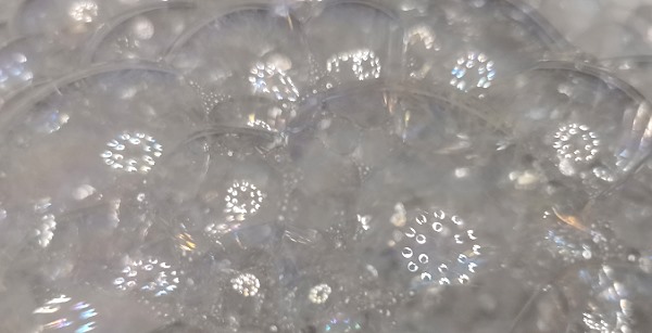 Badeschaum mit Spiegelung