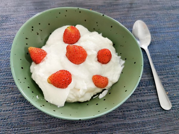 Curd mit Erdbeeren