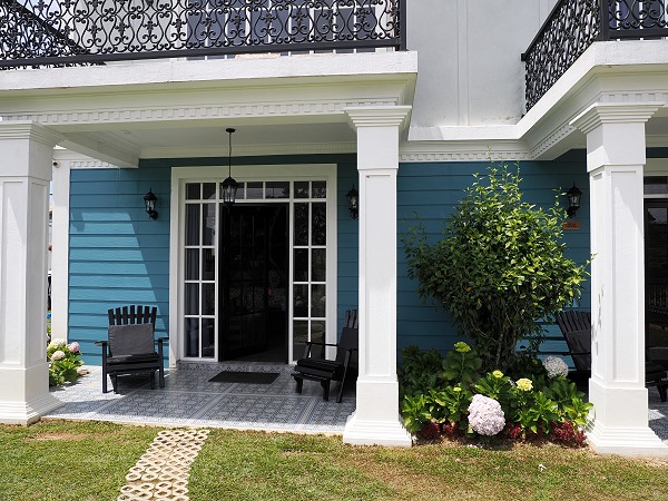 Terrasse und Eingang